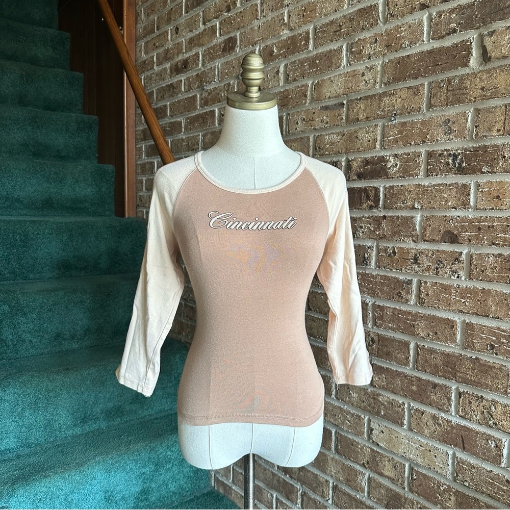 VTG Y2K 2000s Tan Beige Glitter Sparkly Cincinnati Quarter Sleeve T-shirt